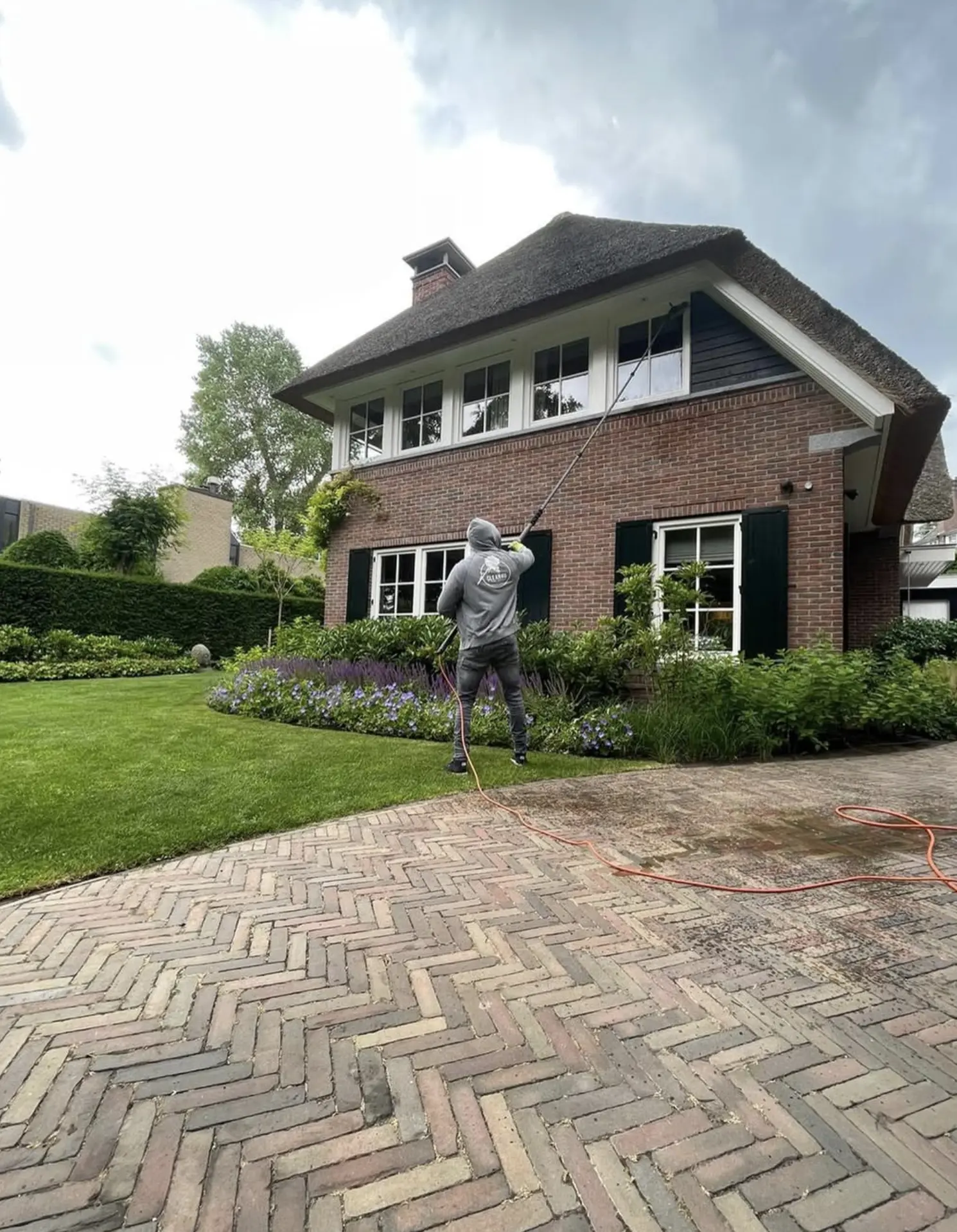 Bodega Enlatado | How much does it cost to clean windows in a 2-storey house? Professional Window Cleaning